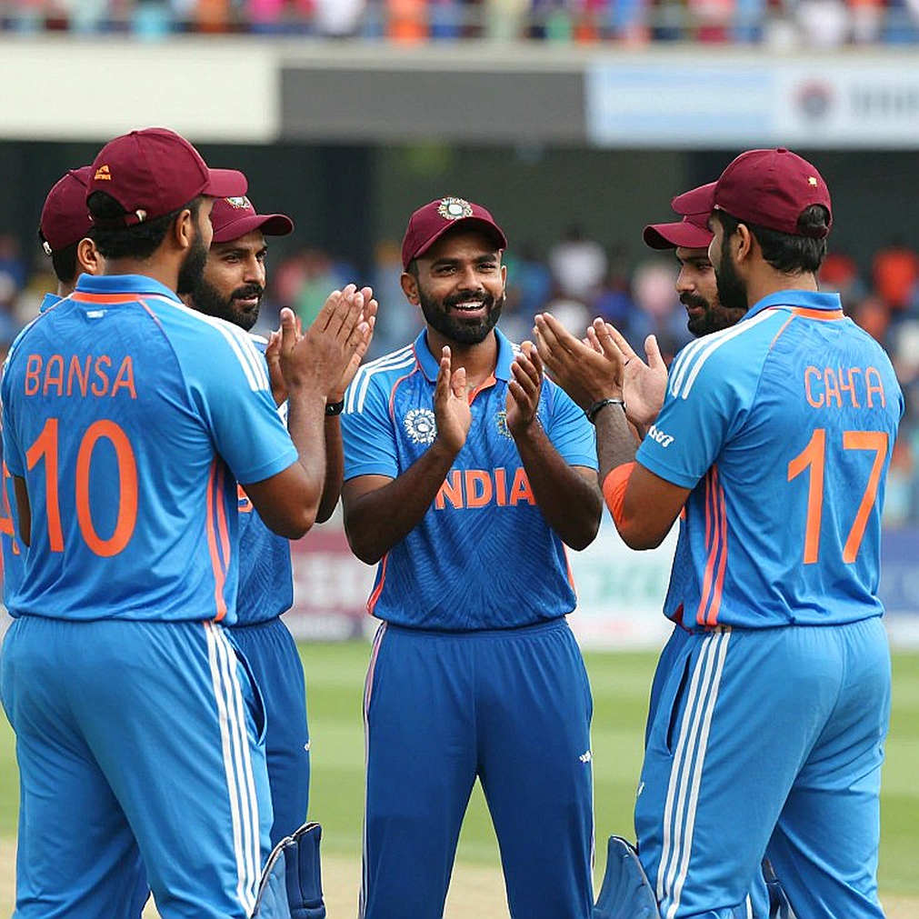 মাইক্রোফোনের ওপারে পাঁচ শব্দ: ভারতের এক কিশোর, একটি অসমাপ্ত নির্বাচন আর ক্রিকেটের সবচেয়ে ব্যস্ত বাজার