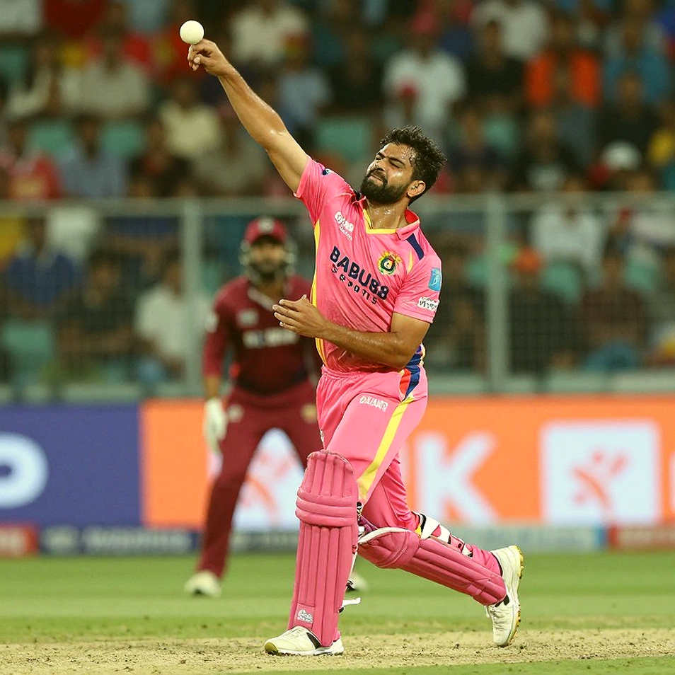 রাত তিনটার রিটেনশন লিস্ট: উপসাগরের ক্রিকেট বাজারে দাম ঠিক করে ভিসা আর ক্যালেন্ডার